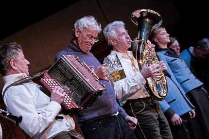 Gerhard Polt: Gerhard Polt und die Gebrüder Well in "A scheene Leich" an den Münchner Kammerspielen