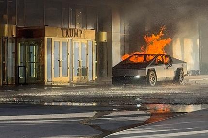 Tesla-Explosion vor Trump-Hotel: Flames rise from a Tesla Cybertruck after it exploded outside the Trump International Hotel Las Vegas, in Las Vegas, Nevada, U.S., January 1, 2025 in this screengrab taken from a social media video.