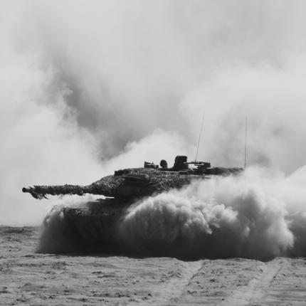 Verteidigungspolitik: ZAGAN, POLAND - JUNE 12: A Leopard 2 main battle tank of the Bundeswehr, the German armed forces, takes part in the NATO Noble Jump military exercises during a live fire demonstration on June 12, 2019 in Zagan, Poland. The exercises include VJTF, or Very High Readiness Joint Task Force, units, as well as the I German-Netherlands Corps, with soldiers from Germany, the Netherlands, Norway and Poland taking part. (Photo by Sean Gallup/Getty Images)