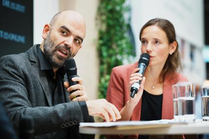 Roberto Saviano: Der italienische Schriftsteller Roberto Saviano, hier am ZEIT-Stand auf der Frankfurter Buchmesse mit der Übersetzerin Sara Cavallari