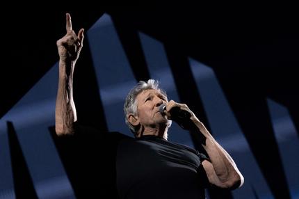 Volksverhetzung: Original BU: British musician and co-founder of the Pink Floyd band Roger Waters performs on stage at the Accor Arena in Paris, on May 3, 2023. (Photo by Anna KURTH /AFP via Getty Images)