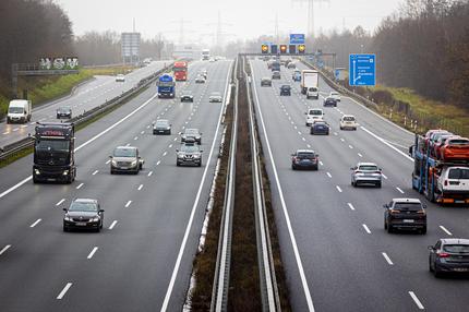 Klimaschutz im Verkehr: Fahrzeuge fahren über die Autobahn A2.
Service

+++ dpa-Bildfunk +++
Aufnahmedatum

23.12.2022
Bildnachweis

picture alliance/dpa | Moritz Frankenberg