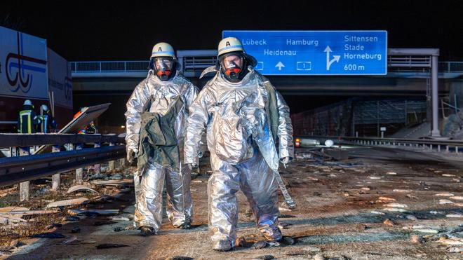 Bei Glatteis: Bei einem Verkehrsunfall auf der A1 sind tausende Fische verendet.