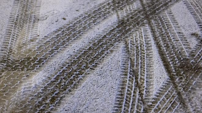 Unwetter: Das rheinland-pfälzische Innenministerium warnt vor glatten Straßen im Land. (Symbolbild)