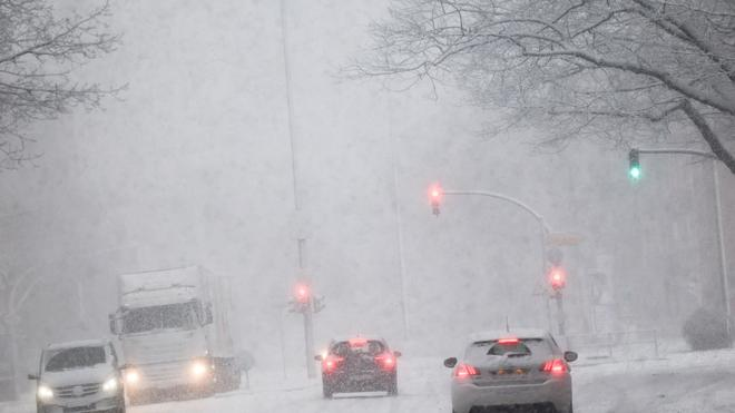 Wintereinbruch: Starker Schneefall in Hamburg: Gefrierender Regen sorgt laut Deutschem Wetterdienst für Glatteisgefahr im gesamten Bundesgebiet.