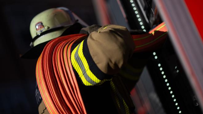 Brände: Feuerwehrleute haben einen Brand in einem Recyclingbetrieb gelöscht. (Symbolbild)