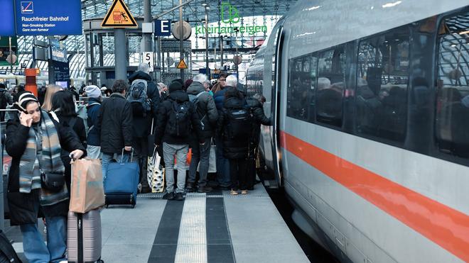 Eis und Schnee: Die Bahn rät Reisenden, sich kurzfristig zu informieren. (Symbolbild)