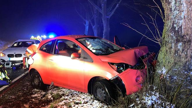 Schnee, Glätte und Matsch: Eine Autofahrerin hatte bei winterlichen Straßenverhältnissen die Kontrolle über ihren Wagen verloren und war frontal gegen einen Baum geprallt.