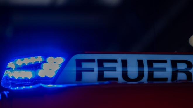 Feuer in Mehrfamilienhaus: Bei einem Wohnungsbrand in Zehdenick (Kreis Oberhavel) hat es einen Toten gegeben. (Symbolbild)