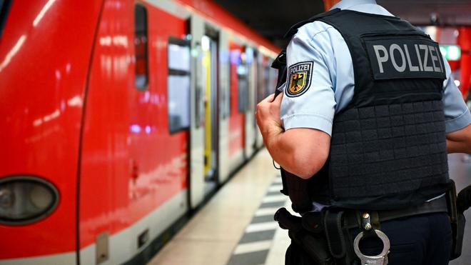 Unfall: Wegen des Vorfalls am Samstag war unter anderem auch die Polizei am S-Bahnhof Marienplatz. (Symbolbild)