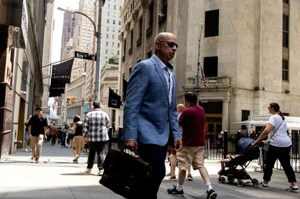 Arbeitslosenzahl: Pedestrians near the New York Stock Exchange (NYSE) in New York, US, on Wednesday, July 31, 2024. Federal Reserve officials held interest rates at the highest level in more than two decades but signaled they are moving closer to lowering borrowing costs amid easing inflation and a cooling labor market. Photographer: Michael Nagle/Bloomberg via Getty Images