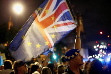 Brexit: Demonstranten schwingen Europa-Flaggen vor dem britischen Parlament.