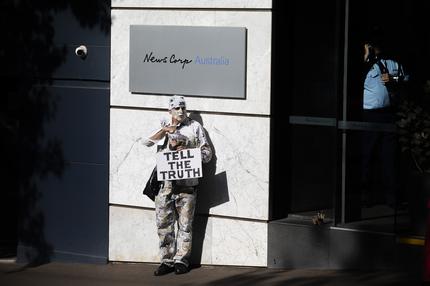 Medienmacht: SYDNEY, AUSTRALIA - JANUARY 31: A protester is seen at the offices of News Corp Australia in Surry hills on January 31, 2020 in Sydney, Australia. The"lie-in" was organised to protest against what activists say are lies published across Rupert Murdoch's News Corp media outlets. (Photo by Jenny Evans/Getty Images)