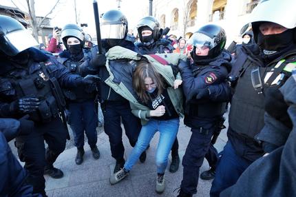 Russland: 27/02/2022  Die Polizei nimmt in St. Petersburg eine Demonstrantin während einer Aktion gegen Russlands Invasion in die Ukraine fest. Trotz Massenverhaftungen gingen die Menschen in Moskau, St. Petersburg und anderen russischen Städten den dritten Tag in Folge auf die Straße. +++ dpa-Bildfunk +++