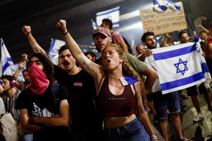 Justizreform: Protesters block Ayalon Highway during a demonstration following a parliament vote on a contested bill that limits Supreme Court powers to void some government decisions, in Tel Aviv, Israel July 25, 2023. REUTERS/Corinna Kern