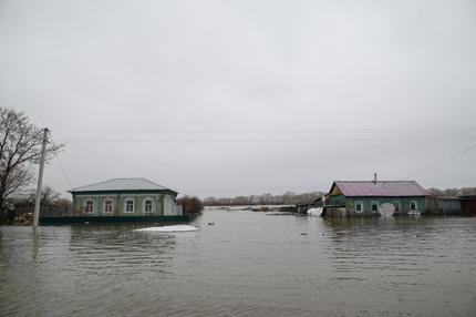 Russland: A view of the flooded settlement of Pokrovka, some 90 km from the city of Petropavl, in northern Kazakhstan close to the border with Russia on April 9, 2024. Water levels in overflowing rivers were still rising on April 9, 2024 in swathes of Russia and Kazakhstan that have been hit by massive floods, with Russia's city of Orenburg and western Siberia bracing for a new peak. Both Astana and Moscow have called the floods the worst in decades, introducing a state of emergency as water covered entire cities and villages. More than 100,000 people have been evacuated from the rising water -- mostly in Kazakhstan. (Photo by Evgeniy Lukyanov / AFP) (Photo by EVGENIY LUKYANOV/AFP via Getty Images)