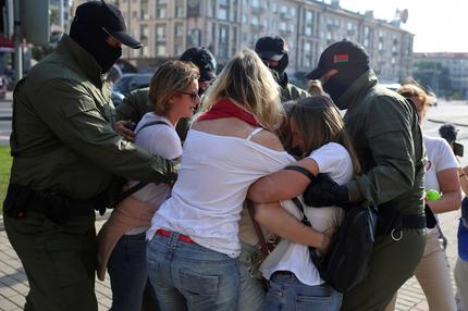 Alexander Lukaschenko: Weißrussische Ordnungskräfte blockieren Frauen während einer Kundgebung der Opposition zur Ablehnung der Ergebnisse der Präsidentschaftswahlen und zum Protest gegen die Amtseinführung von Präsident Alexander Lukaschenko in Minsk, Weißrussland, am 26. September 2020.