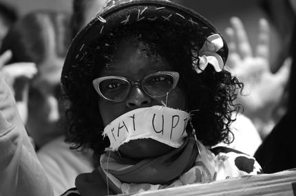 Krisenpodcast "Auch das noch?": BAKU, AZERBAIJAN - NOVEMBER 23: Activists, including one with her mouth taped over with the words: "Pay Up", protest for climate finance grants for poor countries on day twelve at the UNFCCC COP29 Climate Conference on November 23, 2024 in Baku, Azerbaijan. The COP29, which was scheduled to end yesterday, has gone into overtime, with parties meeting and deliberating over the text of the final agreement following heavy criticism by a wide array of delegates of earlier drafts. The COP29 is bringing together stakeholders, including international heads of state and other leaders, country delegations, scientists, environmentalists, indigenous peoples representatives, activists and others to discuss and agree on the implementation of global measures towards mitigating the effects of climate change. According to the United Nations, countries made no progress over the last year in reducing global emissions from the burning of fossil fuels.