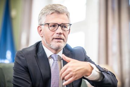 Diplomatie: Andrij Melnyk, damals Botschafter der Ukraine in Deutschland, aufgenommen bei einem Interview mit der dpa Deutsche Presse-Agentur. Ein Jahr nach dem russischen Angriff auf die Ukraine hat der ukrainische Vizeaußenminister Andrij Melnyk der Bundesregierung einen «Zickzackkurs» bei der Umsetzung der sogenannten Zeitenwende in der Sicherheitspolitik vorgeworfen. (zu dpa: «Melnyk: Berlin könnte diplomatische Vermittlung anstoßen»)