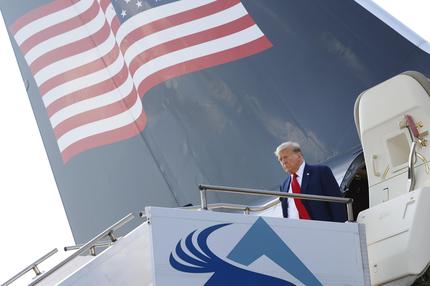 Notre-Dame-Wiedereröffnung: PHILADELPHIA, PENNSYLVANIA - JUNE 22: Republican presidential candidate, former U.S. President Donald Trump walks off the plane at the Philadelphia International Airport on June 22, 2024 in Philadelphia, Pennsylvania. Trump will deliver remarks later today at a campaign rally at the Liacouras Center. (Photo by Anna Moneymaker/Getty Images)