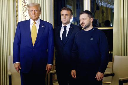 Frankreich: France's President Emmanuel Macron (C), US president-elect Donald Trump (L) and Ukraine's President Volodymyr Zelensky pose before a meeting at The Elysee Presidential Palace in Paris on December 7, 2024. Trump makes his first international trip since his election win, preparing for a day of intense diplomacy before attending the reopening ceremony for the Notre Dame cathedral restored after the 2019 fire.