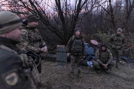 Waffenstillstand in der Ukraine: DONETSK OBLAST, UKRAINE - NOVEMBER 23: Ukrainian soldiers await orders at their fighting position in the direction of Bakhmut in Donetsk Oblast, Ukraine on November 23, 2024. (Photo by Diego Herrera Carcedo/Anadolu via Getty Images)