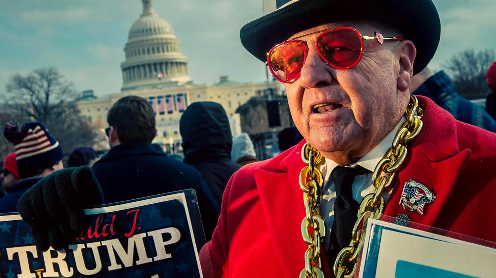 Trumps zweite Amtszeit: A crowd gathers at the National Mall in front of the blocked-off Capitol to celebrate Trump's inauguration being held inside.