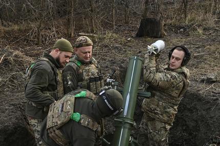 Kämpfe in Kursk: Members of the Сonsolidated Brigade 'Khyzhak' (Predator) of the Ukrainian Patrol Police Department prepare to fire a mortar towards Russian troops at their position in a front line near the town of Toretsk, amid Russia's attack on Ukraine, in Donetsk region, Ukraine December 20, 2024. REUTERS/Stringer