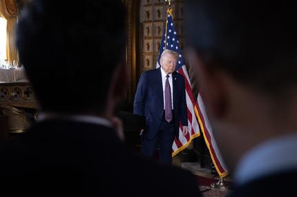 Politik und Unternehmen: PALM BEACH, FLORIDA - JANUARY 07:  U.S. President-elect Donald Trump leaves after speaking to members of the media during a press conference at the Mar-a-Lago Club on January 07, 2025 in Palm Beach, Florida. Trump will be sworn in as the 47th president of the United States on January 20, making him the only president other than Grover Cleveland to serve two non-consecutive terms in the office. (Photo by Scott Olson/Getty Images)