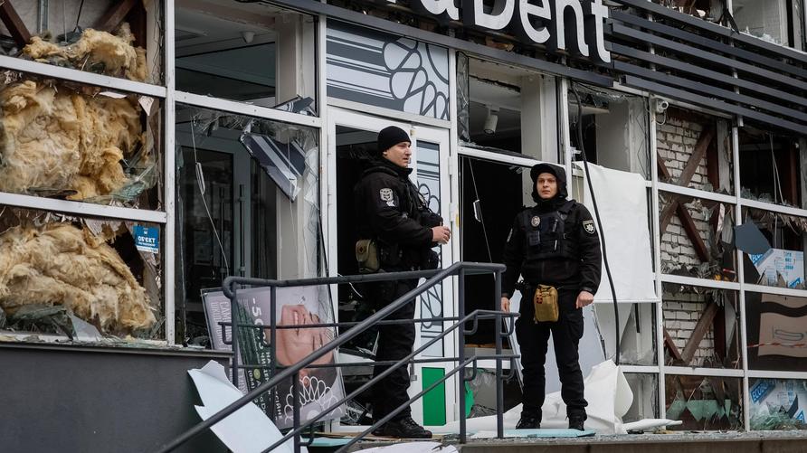 Ukraine-Krieg: Police officers stand guard at a site of a Russian missile strike, amid Russia's attack on Ukraine, in Kyiv, Ukraine January 18, 2025.