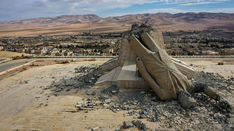 Syrien: Eine umgestürzte Statue von Hafez Assad, dem Vater des abgesetzten syrischen Präsidenten.