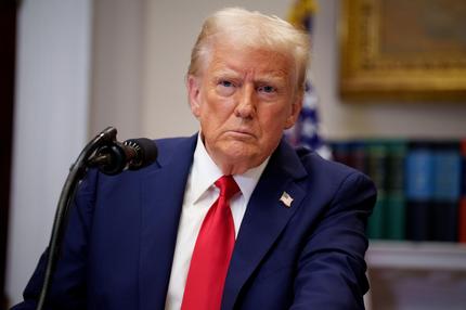 Ukrainekrieg: President Trump Delivers Remarks, Announces Infrastructure Plan At White House
WASHINGTON, DC - JANUARY 21: U.S. President Donald Trump takes a question from a reporter during a news conference in the Roosevelt Room of the White House on January 21, 2025 in Washington, DC. Trump announced an investment in artificial intelligence (AI) infrastructure and took questions on a range of topics including his presidential pardons of Jan. 6 defendants, the war in Ukraine, cryptocurrencies and other topics. (Photo by Andrew Harnik/Getty Images)