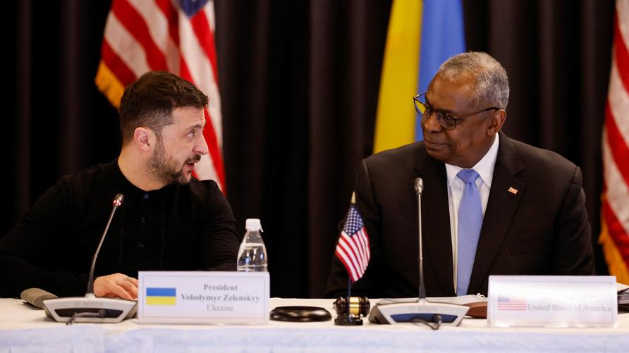 Ukrainekrieg: Ukraine's President Volodymyr Zelenskiy and U.S. Defense Secretary Lloyd Austin attend a press conference at the Ukraine Defense Contact Group meeting at Ramstein Air Base, Germany, January 9, 2025.