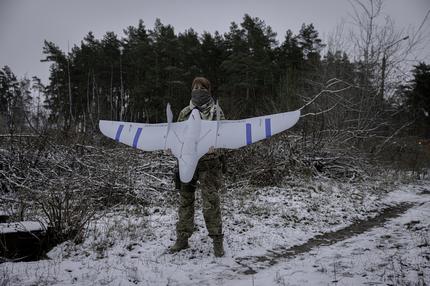 Krieg in der Ukraine: Eine Kommandeurin einer Drohneneinheit in der 82. Brigade der Ukraine, posiert mit ihrer Furia-Drohne in der Region Sumy. Nadiia kämpft seit August in der Nähe von Kursk. Ihre Einheit führt Aufklärungsmissionen durch, die zur Planung ukrainischer Angriffe auf russische Truppen und Ausrüstung beitragen.