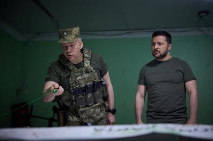 Lage in der Ukraine: Ukraine's President Volodymyr Zelenskiy listens a report of Commander of the Ground Forces colonel general Oleksandr Syrskyi at a position near the front line, amid Russia's attack on Ukraine, in Donetsk region, Ukraine June 26, 2023. Ukrainian Presidential Press Service/Handout via REUTERS ATTENTION EDITORS - THIS IMAGE HAS BEEN SUPPLIED BY A THIRD PARTY.