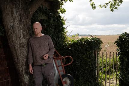 Trauma bei Soldaten: Manuel Kempter(Oberstabsgefreiter und dient als Panzergrenadier) wohnt mit seiner Frau Madeline Kempter und den vier Kindern auf Fehmarn. Er wurde am 4. August auf Fehmarn von Arne Mayntz für ZEIT Online fotografiert. Bild: Manuerl Kempter steht auf der Rückseite seines Gartens.