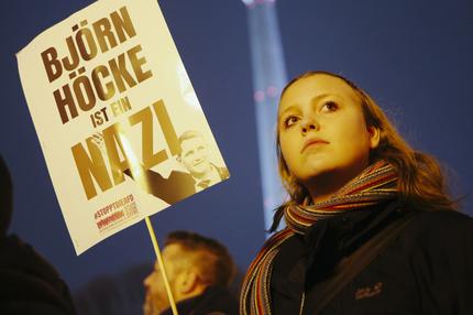 Artikel 18: BERLIN, GERMANY - JANUARY 17: People, including a young woman holding a sign that reads: "Bjoern Hoecke is a Nazi," in reference to the AfD leader in the German state of Thuringia, gather in the city center to protest against the far-right Alternative for Germany (AfD) political party on January 17, 2024 in Berlin, Germany. Several thousand people gathered today in Berlin in one of a number of similar protests this week across Germany. The AfD is under heavy public scrutiny following the recent revelation that Roland Hartwig, a former AfD Bundestag parliamentarian and until recently an advisor to AfD co-leader Alice Weidel, had taken part in a meeting last year with neo-Nazis, including Austrian far-right extremist Martin Sellner, at a villa near Potsdam. According to the investigative group Correctiv participants at the meeting discussed how to possibly introduce legislative measures to enable the mass expulsion of immigrants from Germany, as well as German citizens with immigrant roots and German citizens who have helped refugees. News of the meeting has prompted renewed calls for banning the AfD.   (Photo by Sean Gallup/Getty Images)