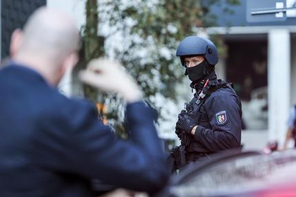 Sicherheitspaket: Ein Spezialeinsatzkommando (SEK) der Polizei führt einen Einsatz bei einer Flüchtlingsunterkunft durch, der laut Polizei mit dem Messerangriff auf dem Solinger Stadtfest in Verbindung steht. Bei einer Messerattacke am Freitagabend auf dem Stadtfest zum 650. Geburtstag der Stadt Solingen waren mehrere Menschen getötet und verletzt worden.