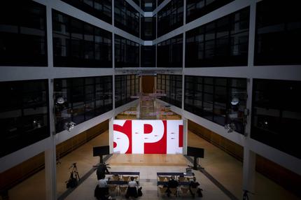 SPD: SPD Headquarter DEU, Deutschland, Germany, Berlin, 22.09.2024 Leere Buehne mit Logo SPD am Abend der Landtagswahl in Brandenburg in der Zentrale der Partei im Willy-Brandt-Haus in Berlin Deutschland en: Empty stage with the SPD logo on the evening of he state election in Brandenburg at the party headquarters in the Willy Brandt House in Berlin Germany *** SPD Headquarter DEU, Deutschland, Germany, Berlin, 22 09 2024 Leere Buehne mit Logo SPD am Abend der Landtagswahl in Brandenburg in der Zentrale der Partei im Willy Brandt Haus in Berlin Deutschland en Empty stage with the SPD logo on the evening of he state election in Brandenburg at the party headquarters in the Willy Brandt House in Berlin Germany