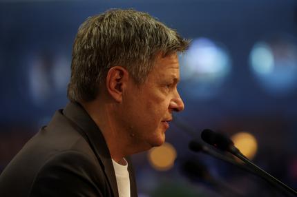 Bundeswirtschaftsminister: German Economy and Climate Minister Robert Habeck speaks at a press conference during the Web Summit, in Lisbon, Portugal, November 12, 2024.