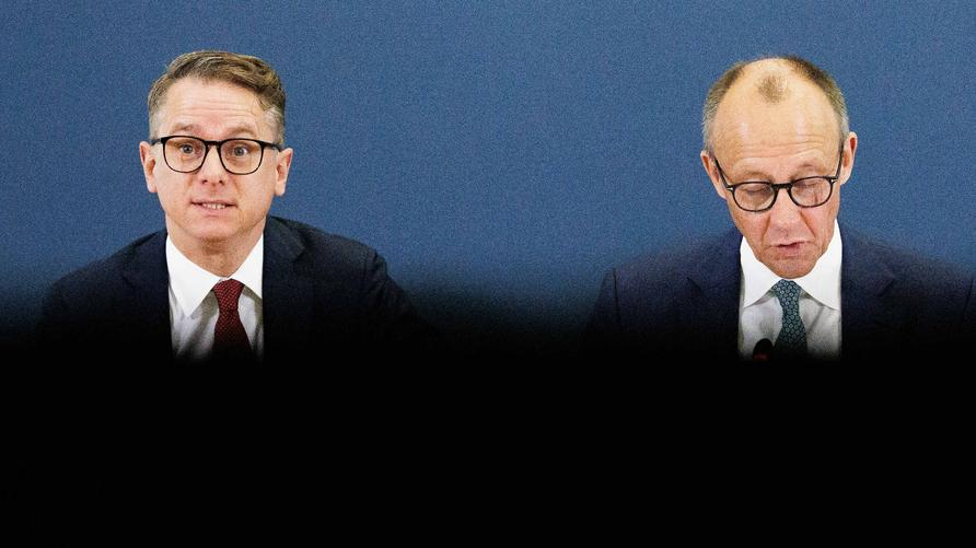 Atomenergie: Carsten Linnemann (CDU, l), Generalsekretär, und Friedrich Merz (CDU, r), CDU-Bundesvorsitzender und Unionsfraktionsvorsitzender, warten auf den Beginn der CDU-Bundesvorstandssitzung im Konrad-Adenauer-Haus.