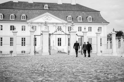 Ampelbilanz: Christian Lindner, Germany's finance minister, left, Olaf Scholz, Germany's chancellor, center, and Robert Habeck, Germany's economy and climate minister, depart a news conference during a federal cabinet retreat at Schloss Meseberg in Meseberg, Germany, on Wednesday, Aug. 30, 2023. Germany's ruling coalition agreed on an expanded package of tax-relief measures for companies worth about 7 billion ($7.6 billion) a year, part of a 10-point plan designed to lift Europe's biggest economy out of stagnation. Photographer: Liesa Johannssen-Koppitz/Bloomberg via Getty Images