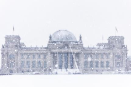 Winter-Wahlkampf: BERLIN, GERMANY - FEBRUARY 10: The Reichstag Building is pictured during snowfall on February 10, 2021 in Berlin, Germany. (Photo by Florian Gaertner/Photothek via Getty Images)