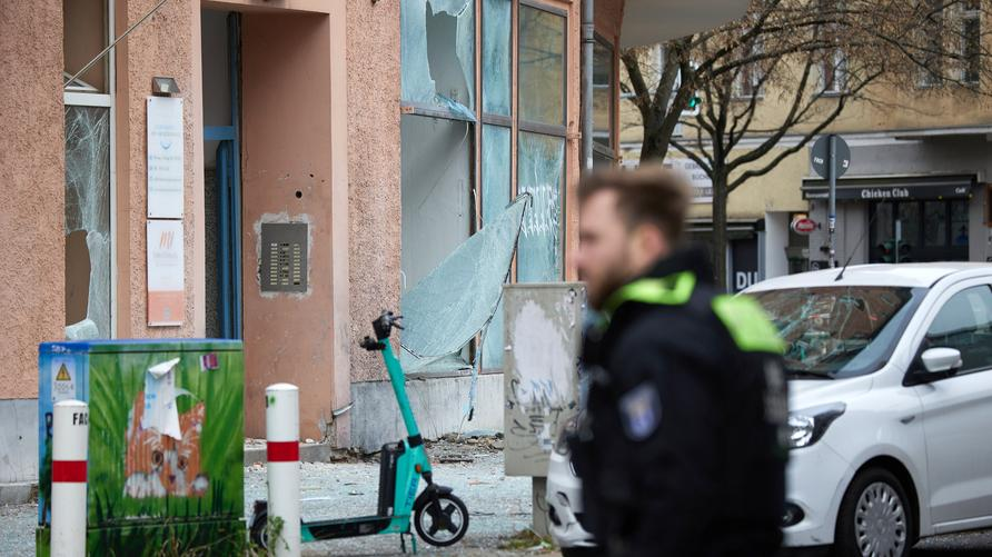 Silvesternacht 2024: Durch die Explosion einer mutmaßlichen Kugelbombe sind zahlreiche Fensterscheiben in der Vorbergstraße im Stadtteil Schöneberg zu Bruch gegangen.