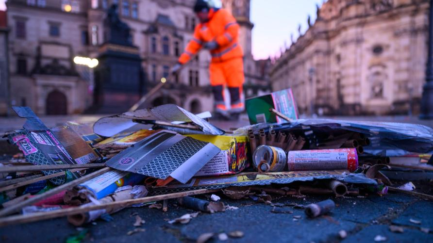 Feuerwerkskörper: Ein Mitarbeiter der Dresdner Stadtreinigung räumt am Morgen nach der Silvesternacht in der historischen Altstadt auf dem Schlossplatz Müll weg.

Service
+++ dpa-Bildfunk +++

Aufnahmedatum
01.01.2025

Bildnachweis
picture alliance/dpa | Robert Michael

Stadt

Dresden