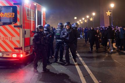 Silvester: Rettungsdienst und Polizei sind an Silvester in Frankfurt am Main im Einsatz. +++ dpa-Bildfunk +++