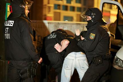 Politisch motivierte Kriminalität: Polizeibeamte halten einen Demonstranten während einer rechtsextremen Demonstration fest, nachdem ein Auto in eine Menschenmenge auf einem Weihnachtsmarkt in Magdeburg, Deutschland, gefahren ist 21. Dezember 2024.