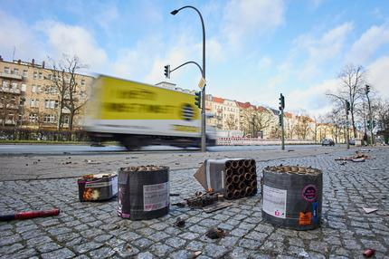 Ausschreitungen an Silvester: Zahlreich liegen Reste von Feuerwerk auf dem Weg an der Seestraße im Stadtteil Wedding.