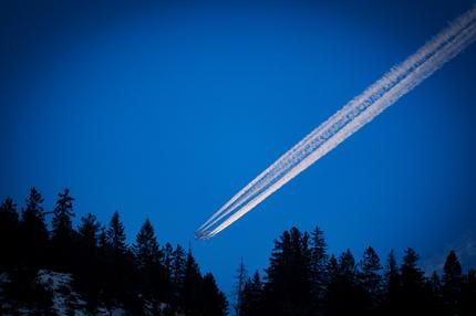 Studie: EMIRATES Airbus A380, A 380 in flight at the 73. Four Hills Tournament Ski jumping, Skispringen, Ski, nordisch on Dec 28, 2024 at Schattenbergschanze ORLEN Arena in Oberstdorf, Bavaria, Germany,