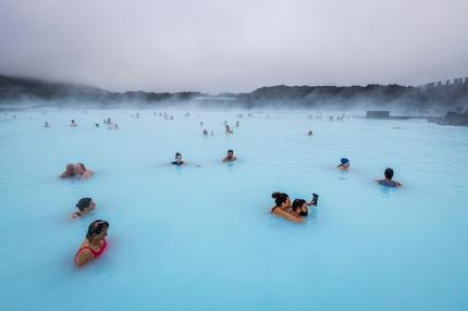 Island: Iceland, Sudurnes region, Grindavik, Reykjanes peninsula, the Blue Lagoon, bathers basking in a lagoon of hot water at 39° resulting from natural geothermal activity and whose turquoise color is due to the presence of silica